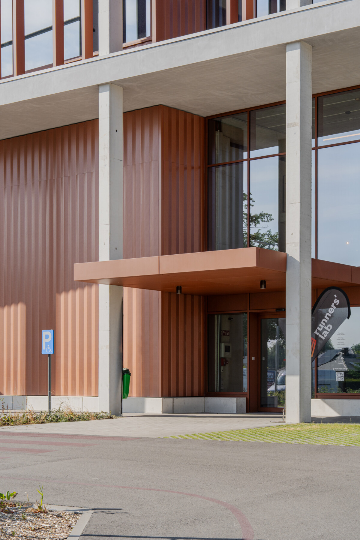 Pilar Shoots Aura HR 8